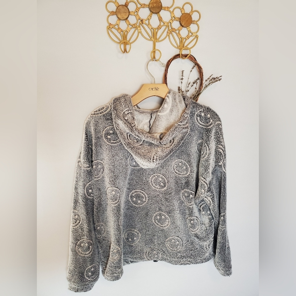 Cozy Gray Hoodie with Smiley Design - Picture 5 of 7